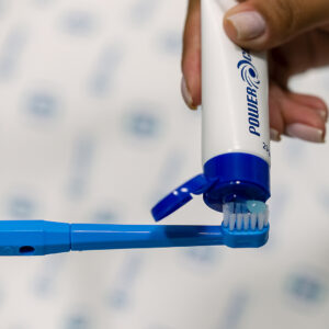 Escova de dentes hospitalar com sugador acoplado - POWER CLEAN - KIT c/ Clorexidina Gel 0,12%